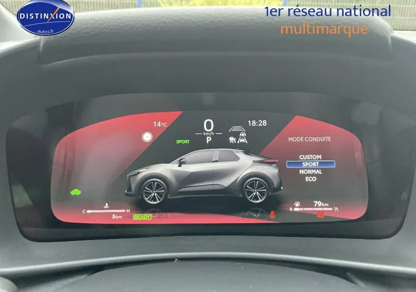 Affichage numérique du tableau de bord Toyota C-HR 1.8 Hybrid 2024 avec vue latérale grise et mode sport sélectionné.