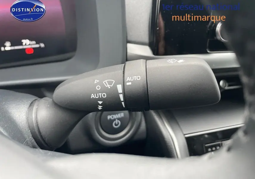 Gros plan sur la commande d’essuie-glace automatique du Toyota C-HR 1.8 Hybrid 2024, intérieur noir.