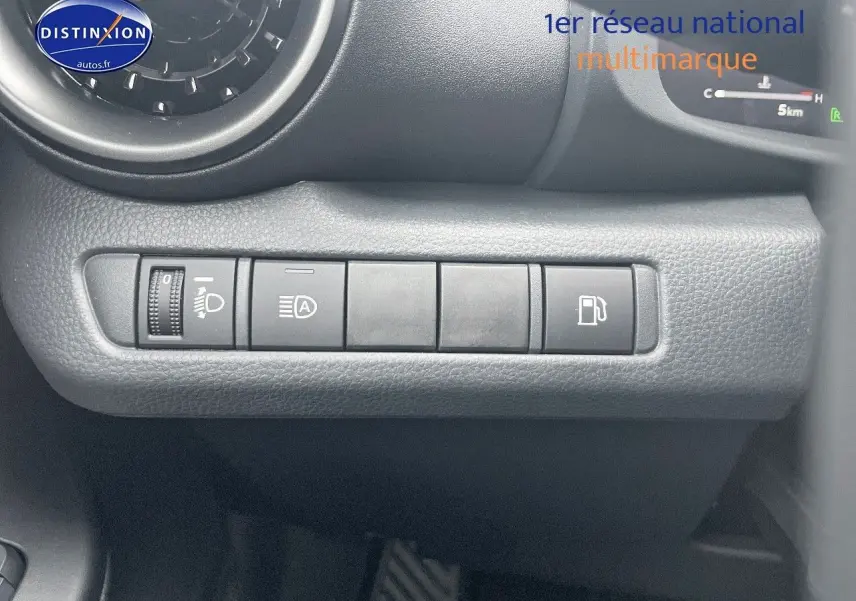 Vue intérieure du tableau de bord côté gauche du Toyota C-HR 1.8 Hybrid 2024, avec commandes d'éclairage et réservoir.