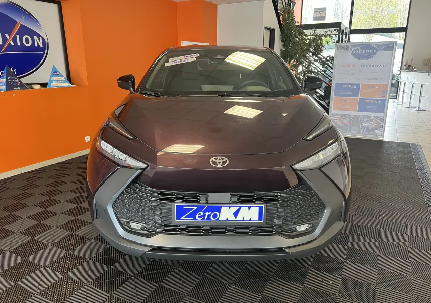 Vue frontale du Toyota C-HR 1.8 Hybrid 2024 en améthyste métal, avec calandre large et phares LED distinctifs.