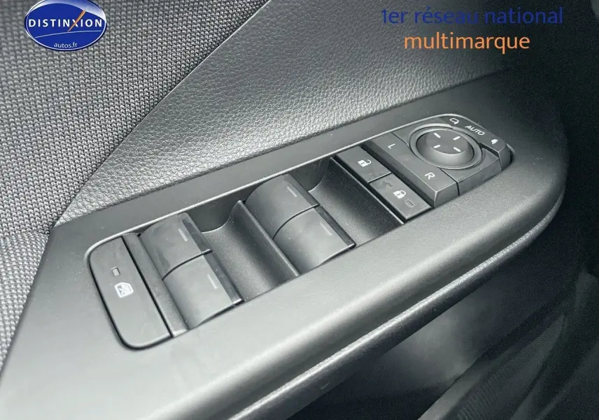 Panneau de commandes des vitres et rétroviseurs côté conducteur dans l'habitacle noir d'un Toyota C-HR améthyste 2024.