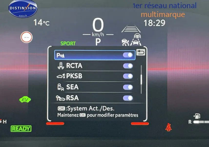 Affichage numérique du tableau de bord du Toyota C-HR 1.8 Hybrid 2024 montrant les options d'assistance activées en mode Sport.