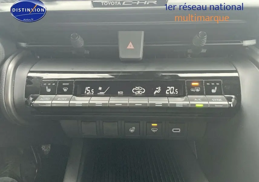 Détail de la console centrale du Toyota C-HR améthyste métal 2024, affichant la climatisation automatique et les sièges chauffants.