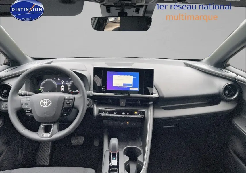 Intérieur avant du Toyota C-HR 2024, tableau de bord moderne avec écran tactile central et volant multifonction noir.