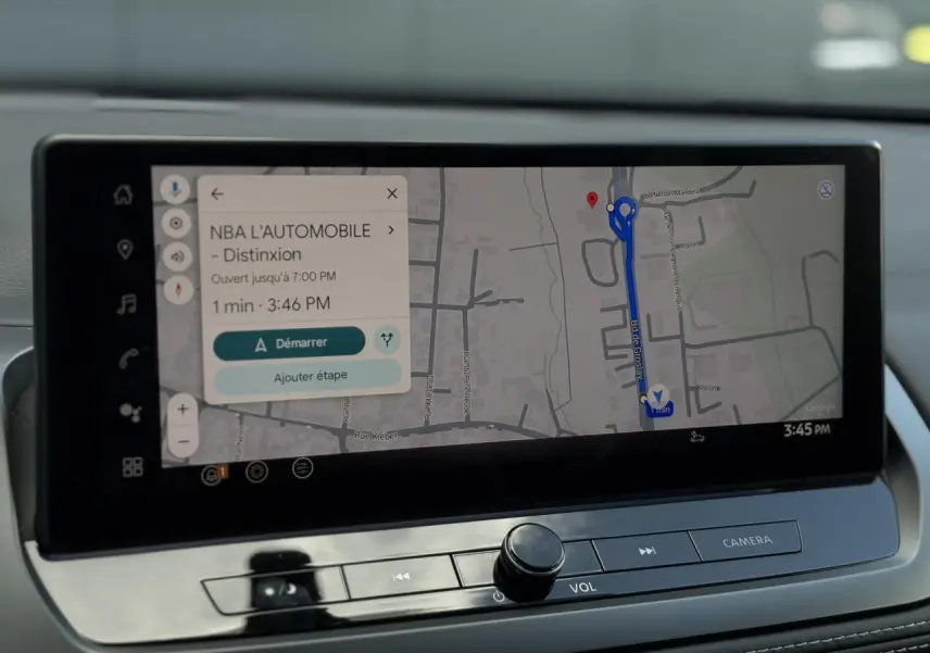 Écran tactile central affichant la navigation GPS dans l’habitacle du Nissan Qashqai 2025.