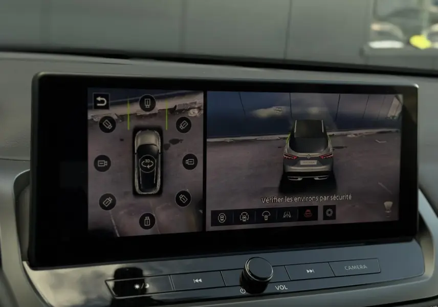 Écran intérieur du Nissan Qashqai 2025 montrant la caméra 360° avec vue aérienne du hayon gris Ceramic.