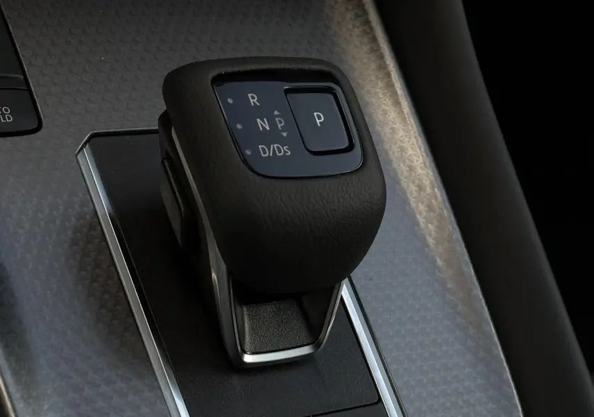 Le levier de boîte automatique noir du Nissan Qashqai 2025, finition N-Connecta, sur console grise texturée.