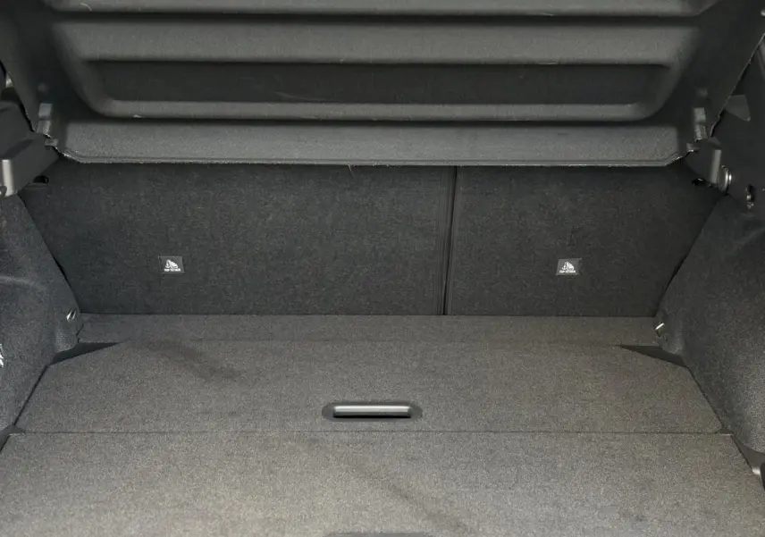 Coffre spacieux du Nissan Qashqai 2025 gris Ceramic avec plancher modulable et hayon électrique ouvert.