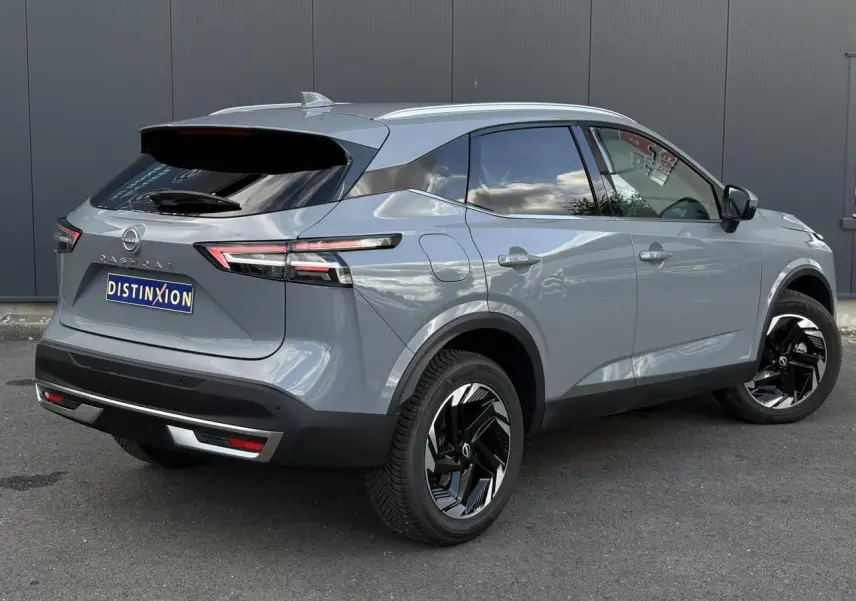 Vue 3/4 arrière droit du Nissan Qashqai gris Ceramic avec jantes alliage noires et hayon électrique fermé.