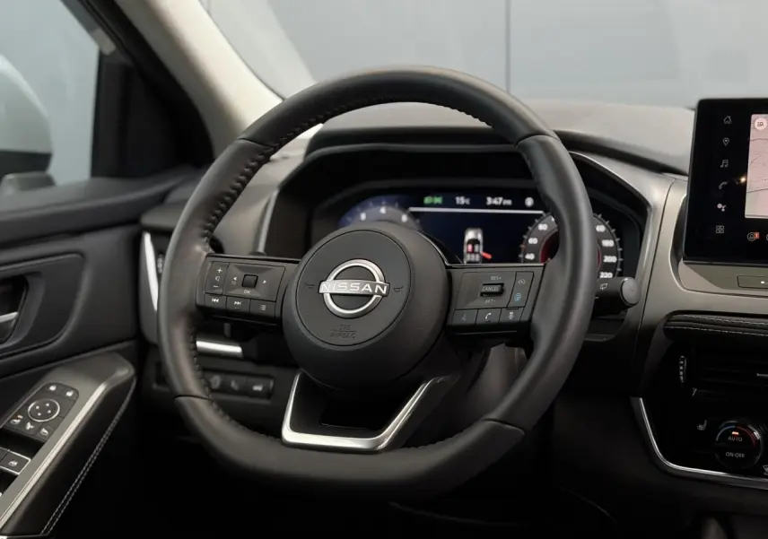 Volant cuir noir de Nissan Qashqai 2025 vu de face avec tableau de bord numérique et commandes intégrées