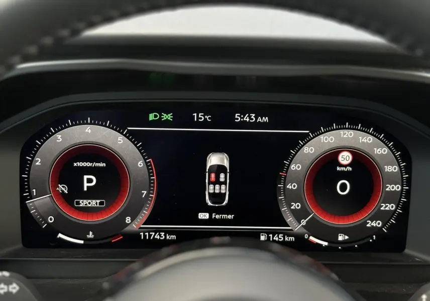 Combiné d'instrumentation numérique du Nissan Qashqai 2025 affichant vitesse, régime et alertes, vu de face depuis le poste de conduite.