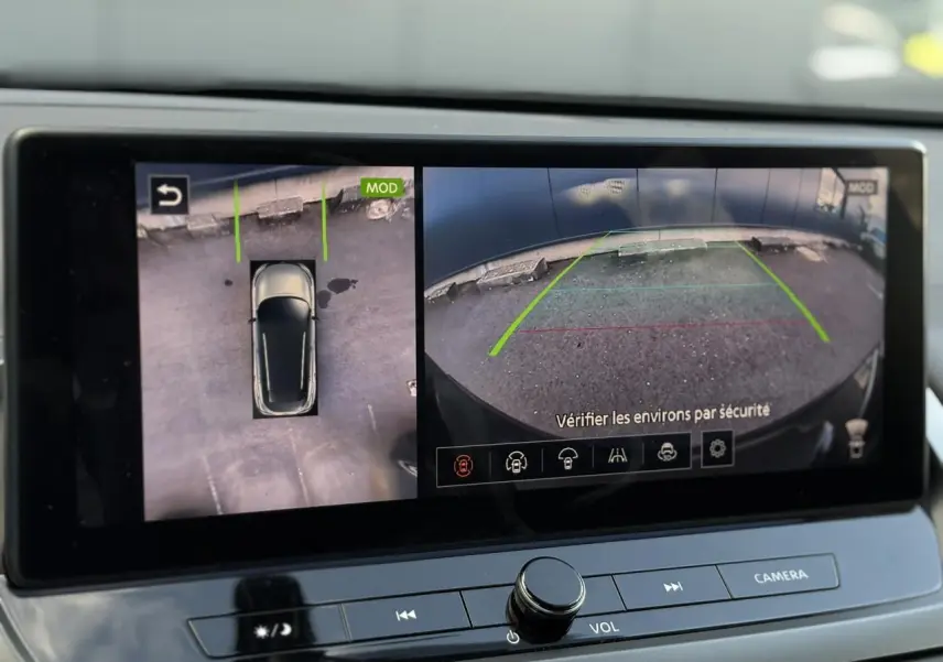 Affichage écran caméra 360° et recul du Nissan Qashqai gris Ceramic 2025 avec aides à la conduite visibles