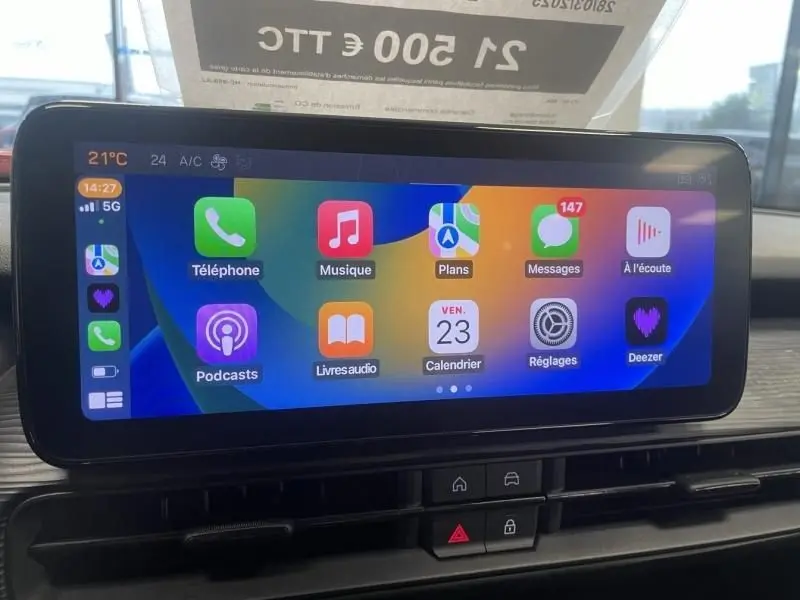 Écran tactile central du Jeep Avenger 2025 affichant les applications connectées, avec tableau de bord noir et boutons sous l'écran.