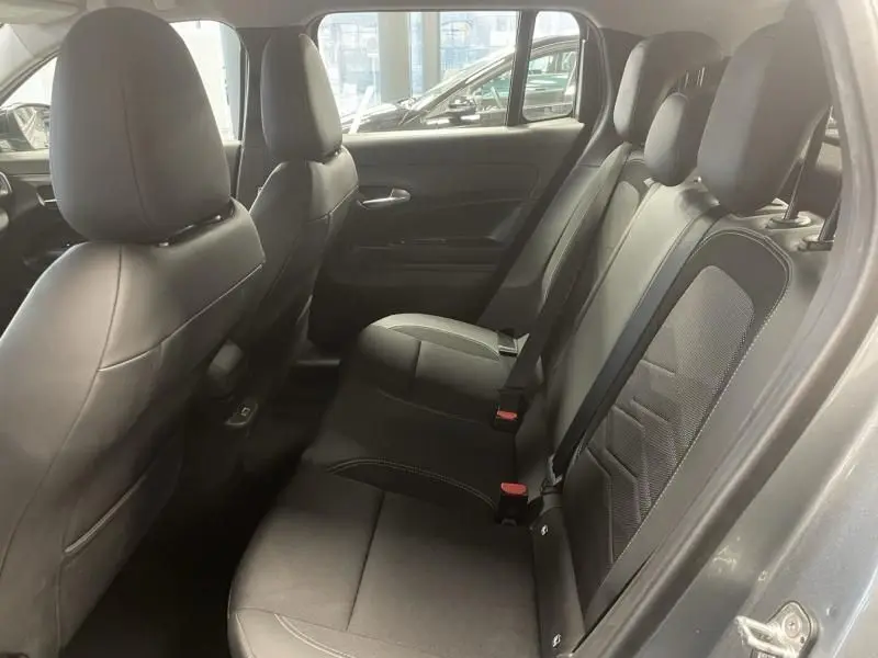 Vue intérieure côté droit des sièges arrière noirs du Jeep Avenger 2025, version Altitude avec finitions tissu et cuir.