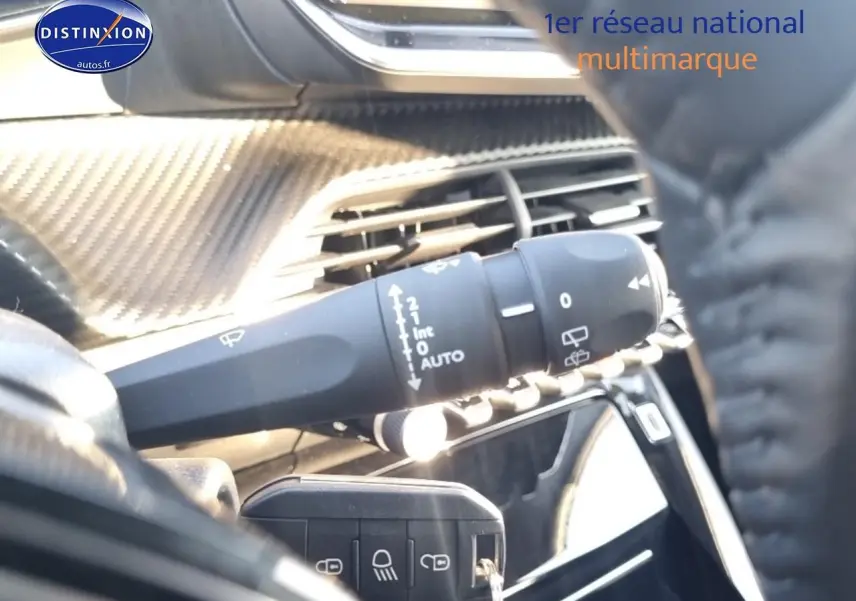 Gros plan sur la commande d'essuie-glace côté gauche du tableau de bord de la Peugeot 208 gris Artense 2025.