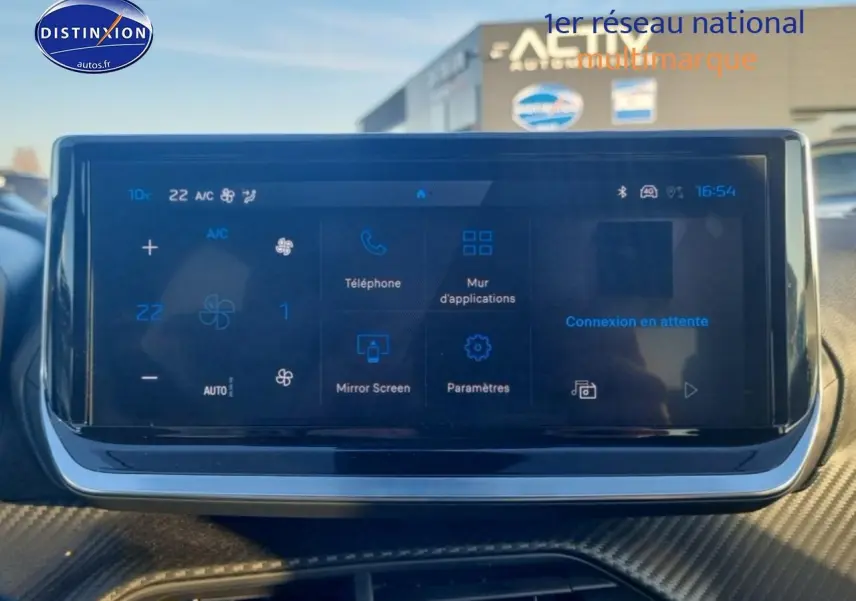 Écran tactile central de la Peugeot 208 gris Artense, vue frontale du tableau de bord intérieur.