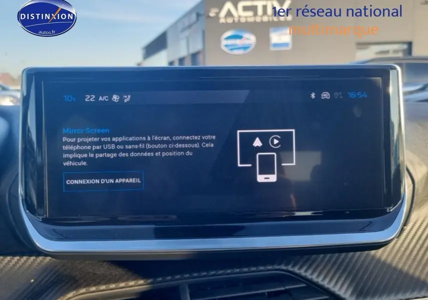 Écran tactile central de la Peugeot 208 1.2 100 Allure 2025 avec affichage de connexion Mirror Screen.