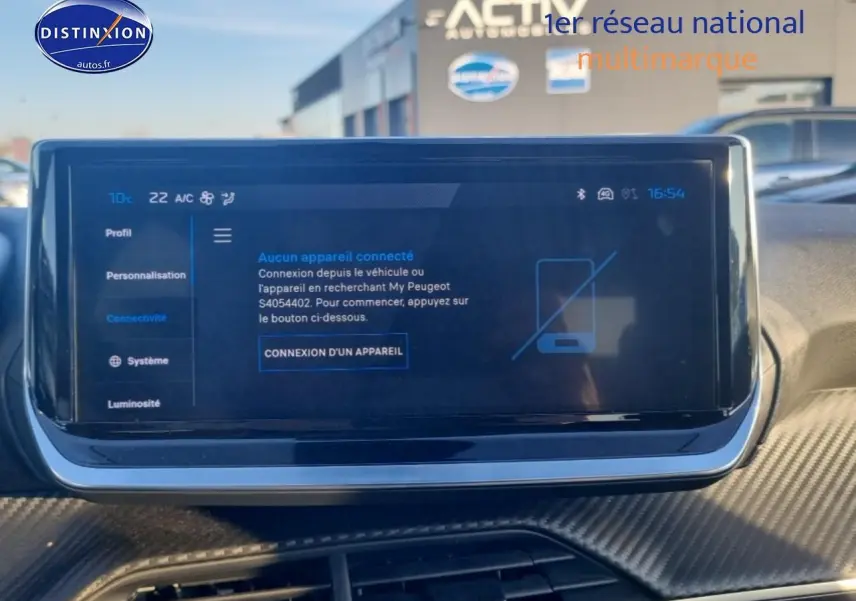 Écran tactile central de la Peugeot 208 gris Artense, affichant le menu de connexion des appareils.