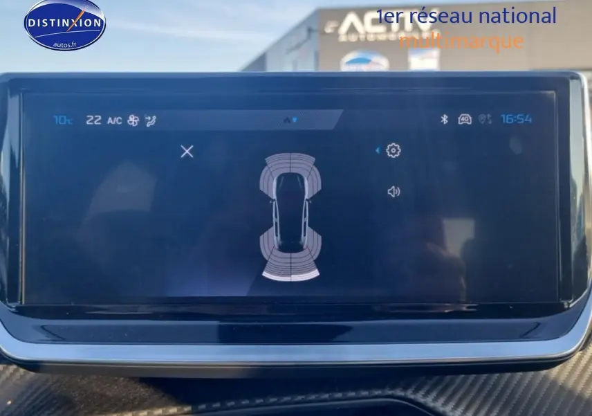 Écran tactile intérieur affichant l'aide au stationnement de la Peugeot 208 1.2 100 Allure.
