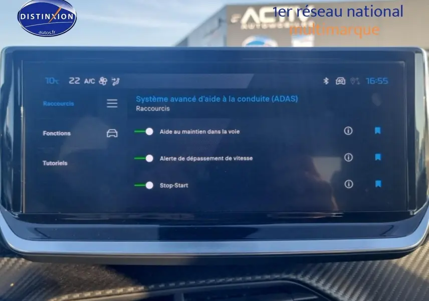 Écran tactile intérieur du Peugeot 208 1.2 100 Allure affichant le système avancé d’aide à la conduite.