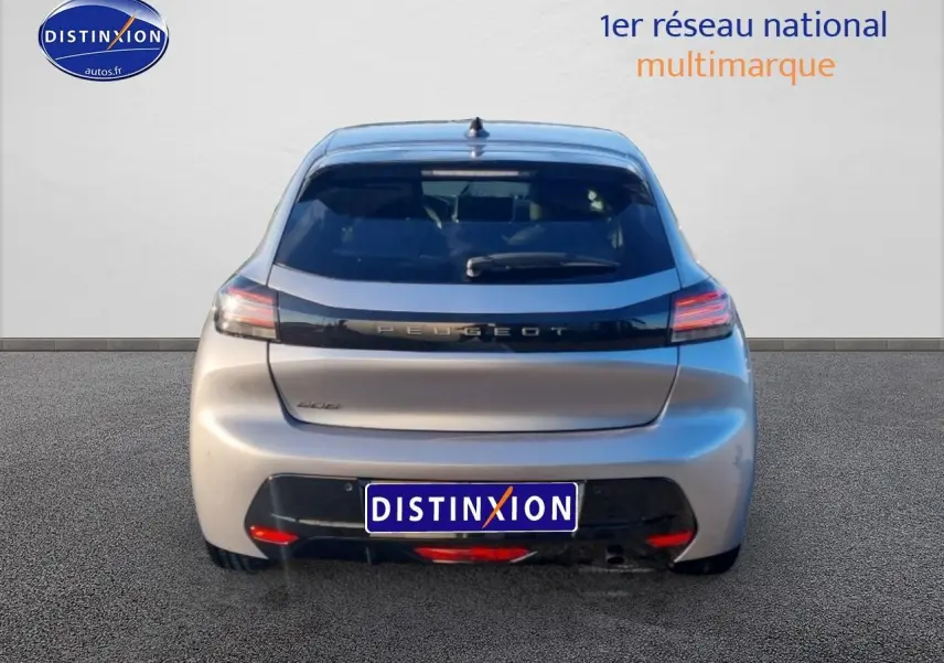 Vue arrière d'une Peugeot 208 gris artense 2025 avec feux arrière LED et lunette arrière teintée.