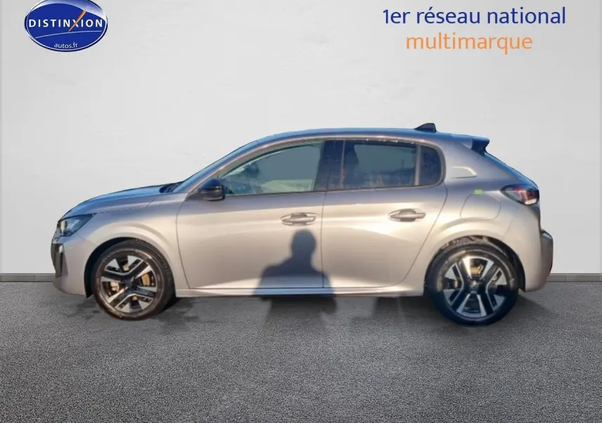 Profil droit de la Peugeot 208 1.2 100 Allure gris Artense avec jantes alliage et vitres teintées.