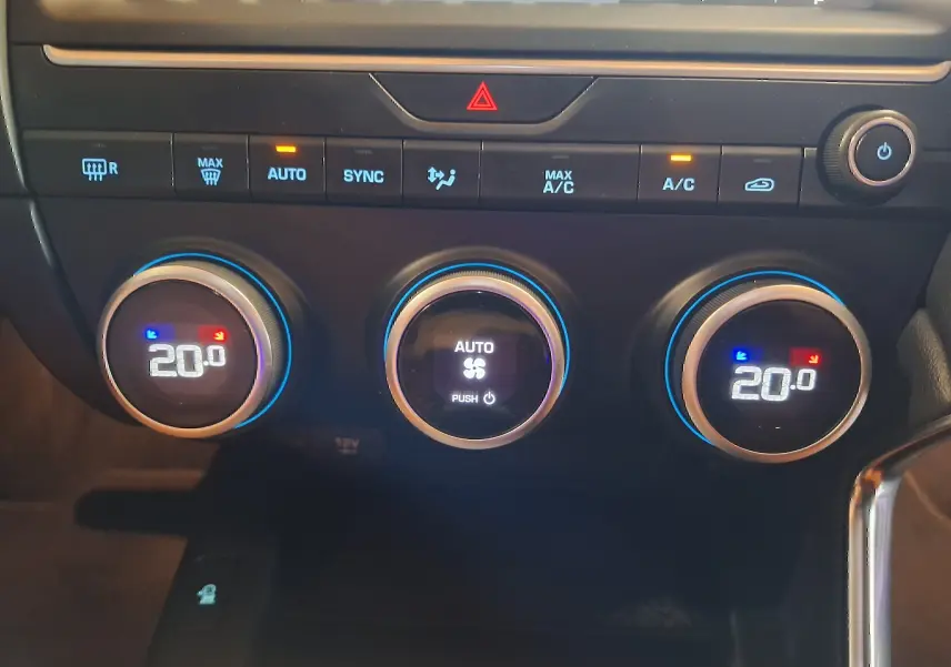 Commandes de climatisation automatique avec affichage digital à 20°C dans le Jaguar E-PACE blanc 2019.