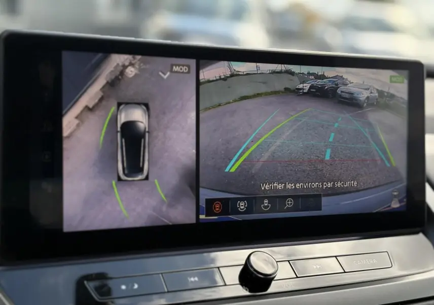 Écran multimédia du Nissan Qashqai 2025 montrant la caméra de recul et la vue 360° du véhicule en stationnement.
