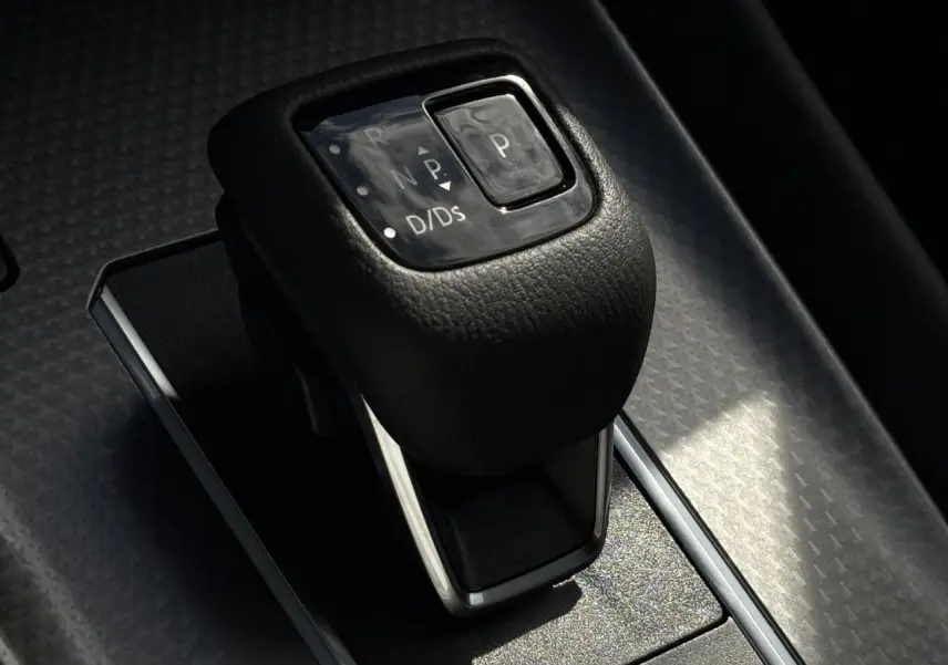 Le levier de vitesses automatique noir du Nissan Qashqai 2025, vu en gros plan dans l'habitacle.