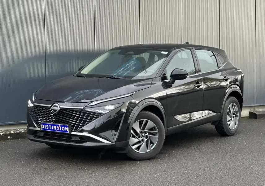 Nissan Qashqai noir nacré vu en 3/4 avant droit, avec calandre distinctive et jantes alliage 17 pouces.