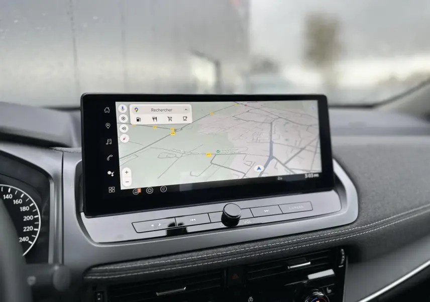 Écran tactile 12,3 pouces affichant la navigation sur le tableau de bord du Nissan Qashqai 2024 noir nacré.