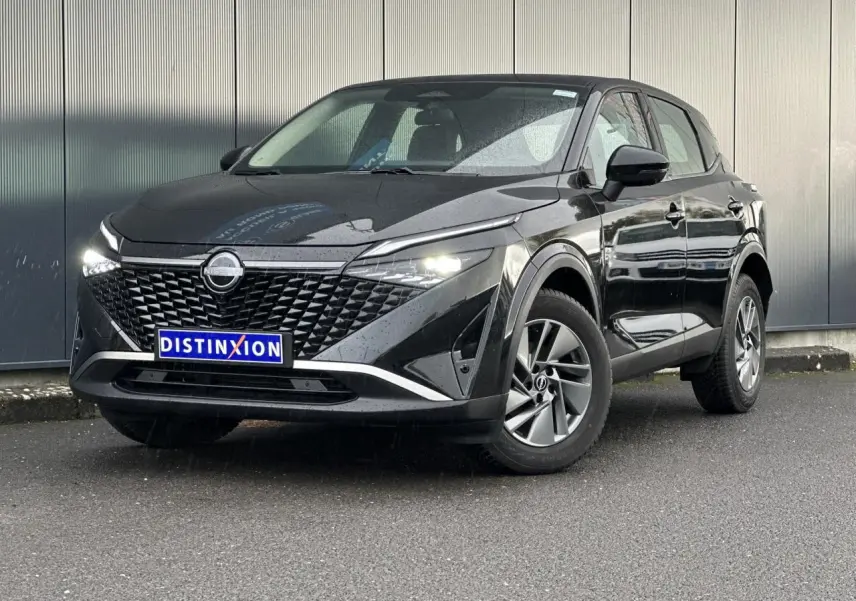 Nissan Qashqai noir nacré vu de 3/4 avant droit avec calandre distinctive et feux LED allumés.