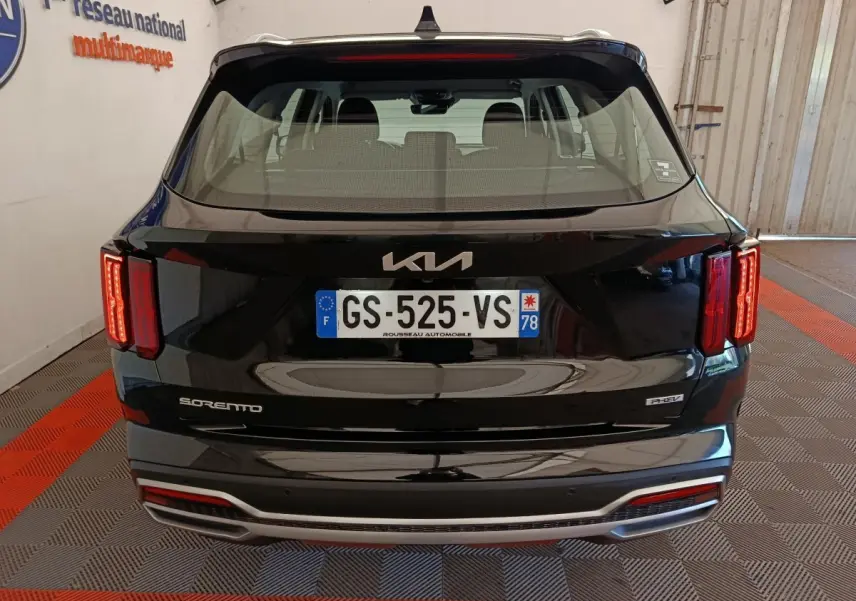 Vue arrière d'un KIA Sorento noir 2023 avec feux LED verticaux et badge hybride rechargeable PHEV.