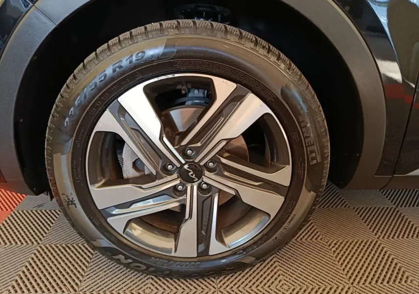 Gros plan sur la roue avant droite noire du Kia Sorento 2023 avec jante alliage et pneu Pirelli.