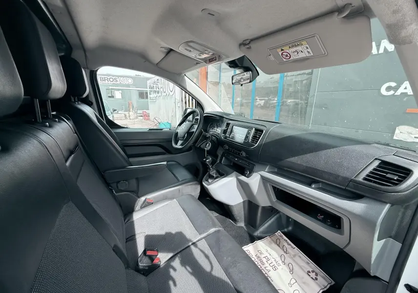 Vue intérieure côté conducteur du Citroën Jumpy XL 2017, sièges noirs et tableau de bord avec écran central.