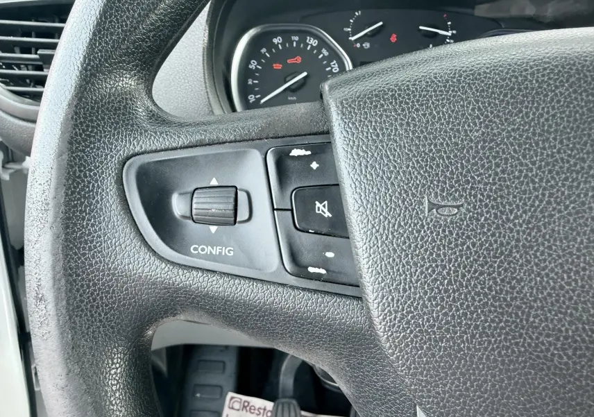 Gros plan sur le volant noir du Citroën Jumpy XL 2017, montrant les commandes de configuration et le tableau de bord partiel.