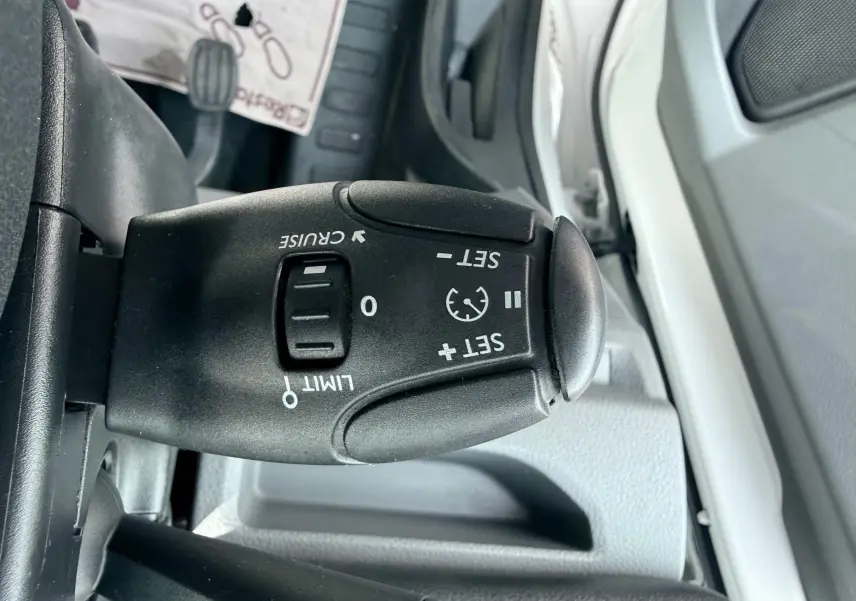 Gros plan sur le commodo de régulateur de vitesse dans l’habitacle blanc d’un Citroën Jumpy XL 2017.