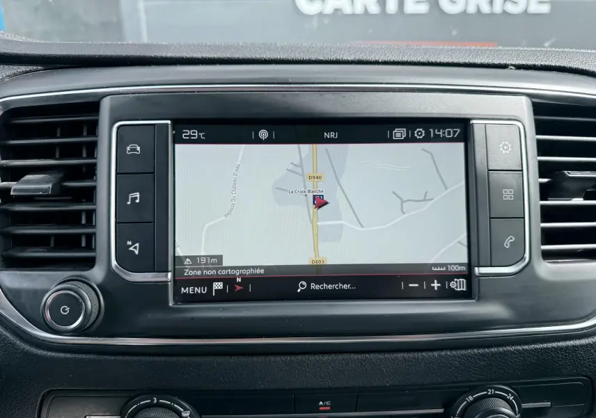Vue rapprochée de l’écran tactile central noir du tableau de bord du Citroën Jumpy blanc, affichant la navigation GPS.