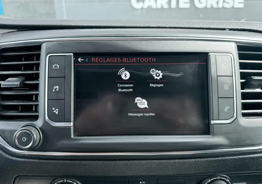 Écran tactile central du tableau de bord du Citroën Jumpy blanc, affichant les réglages Bluetooth.