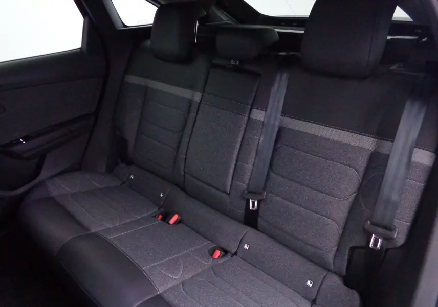 Vue intérieure arrière des sièges arrière gris foncé et noir en tissu et cuir du Citroën C5 X 2023.