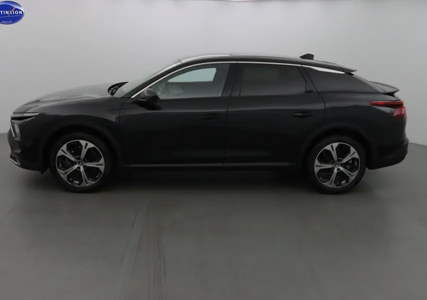 Profil droit d'une Citroën C5 X 2023 noir métal avec jantes bi-ton et toit contrasté gris clair.