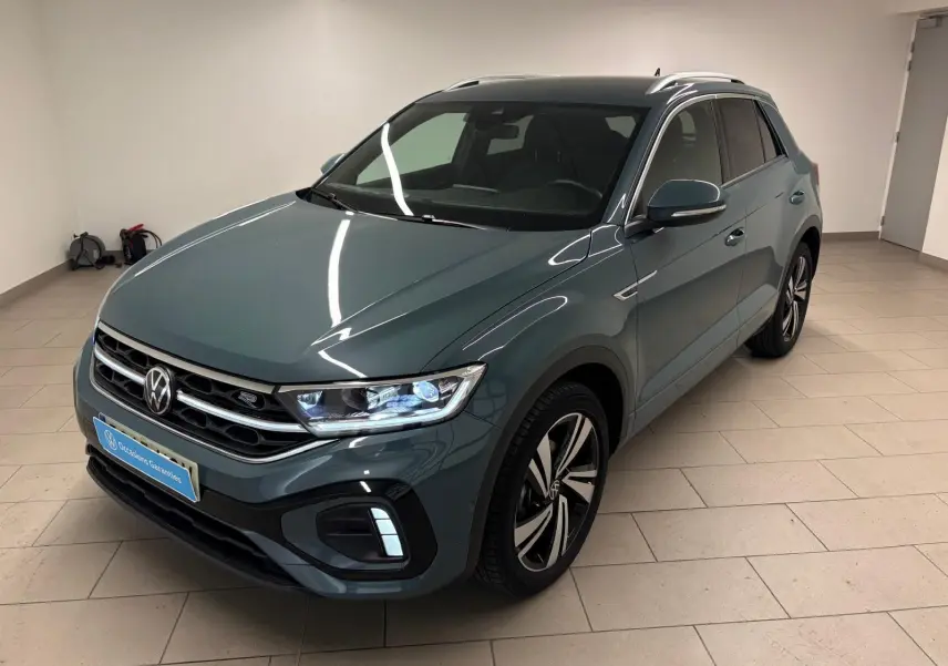 Volkswagen T-Roc 2024 bleu pétrole en 3/4 avant droit avec projecteurs Matrix LED et finition R-Line.