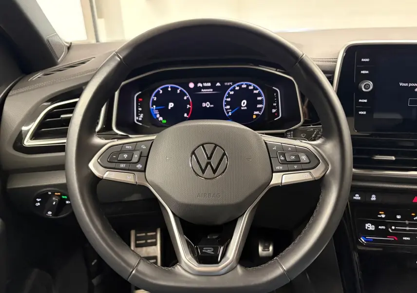 Volant cuir multifonctions du Volkswagen T-Roc 1.5 TSI R-Line 2024 avec tableau de bord digital et console centrale moderne.