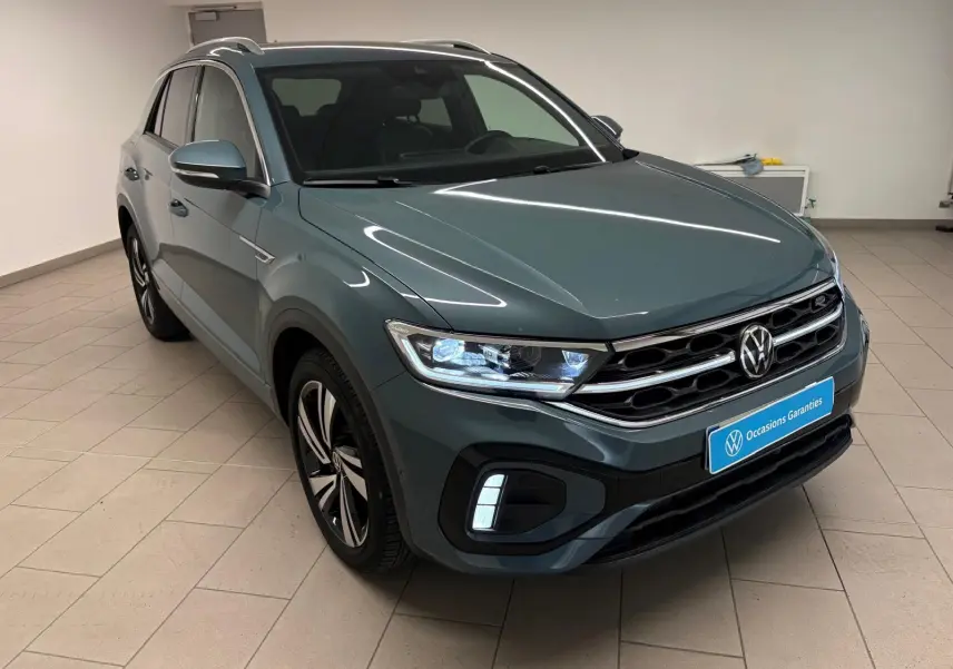 Volkswagen T-Roc 1.5 TSI R-Line bleu pétrole en 3/4 avant droit avec projecteurs Matrix LED allumés.