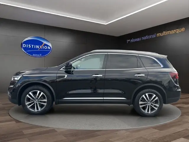 Profil côté gauche d'un Renault Koleos noir 2017, SUV 5 portes avec jantes alliage et vitres teintées.