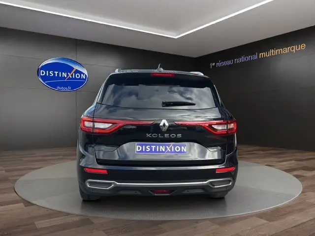 Vue arrière d'un Renault Koleos noir 2017 avec feux LED et double sortie d'échappement intégrée au pare-chocs.