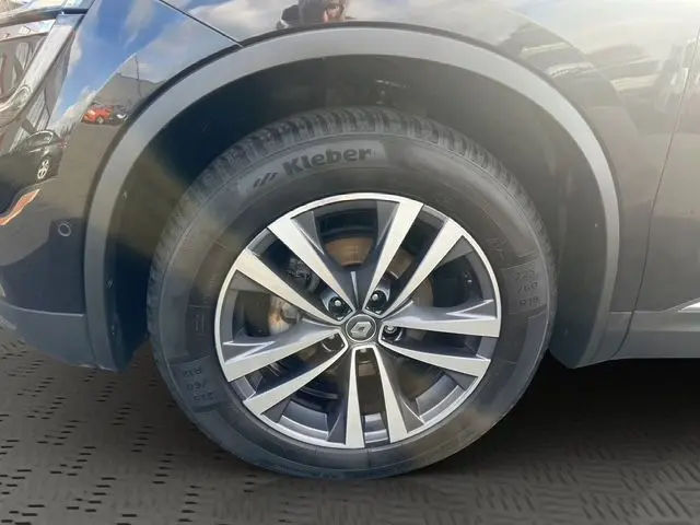 Gros plan sur la roue avant gauche du Renault Koleos noir 2017, mettant en valeur la jante alliage et le pneu Kleber.