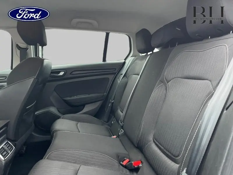 Vue intérieure côté droit de la banquette arrière noire d'une Renault Mégane Break 2020, avec appuie-têtes et ceintures visibles.