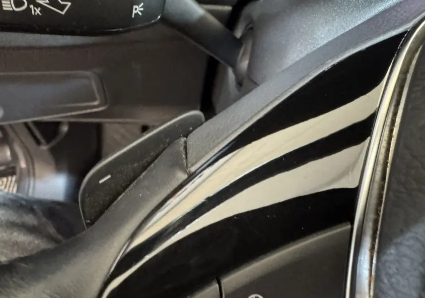 Détail du levier de vitesses et commande au volant du Volkswagen Tiguan Allspace gris foncé, version 2019.