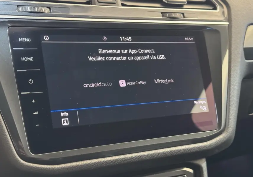 Écran tactile central du Volkswagen Tiguan Allspace 2019 affichant l'accueil App-Connect, vue intérieure rapprochée.